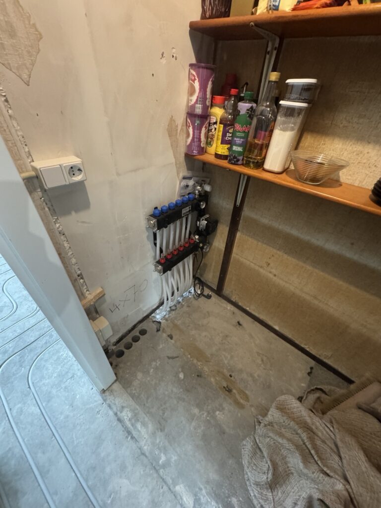 Vloerverwarmingsverdeler in de trappenkast bij het project van 45 m² in Arnhem